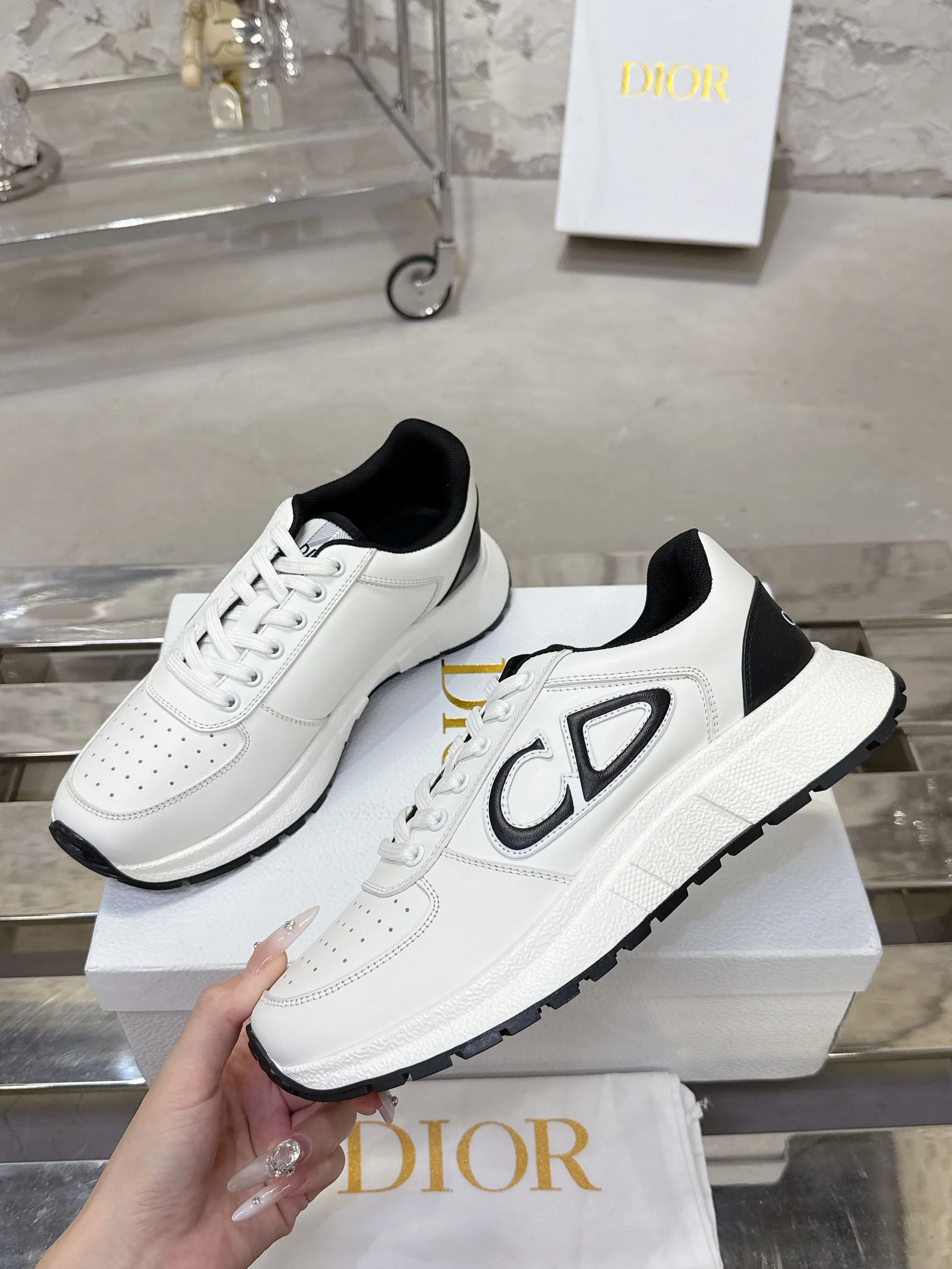 Factory price 680💰 Top version! ! ! Dior Dior's latest Run'n'Dior series, couple's thick-soled casual sneakers, originally purchased, developed and manufactured. This Run'n'Dior reinterprets sports style with an elegant and fashionable shape. The upper is crafted from white mesh fabric and features the Christian Dior Paris signature on the laces and heel. The exquisite two-color sole is light and soft, which can add a high-end temperament to all kinds of casual looks. Exquisite packaging at the delivery counter 🛍📦 ▪️Fabric: Original customized imported first-layer cowhide ▪️Inner lining: Imported original lining ▪️Sole: Original molded non-slip TPU material ▪️Size: Women's 35-41 / Men's 39-46 (Female 40 41 / Men's 38.45.46 customized)